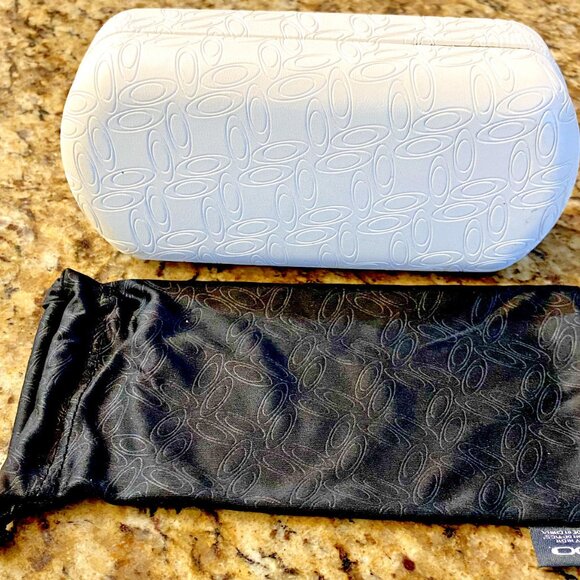 Oakley White Sunglasses Clamshell Case Textured Clean Cloth Bag Protection EUC - Picture 9 of 13